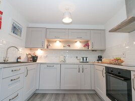 Microondas, placa de cocina, lavavajillas, silla alta para bebés