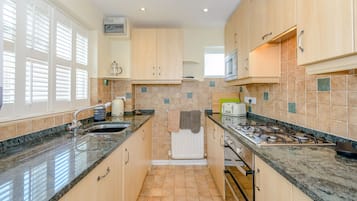 Cottage | Private kitchen | Dishwasher, cookware/dishes/utensils