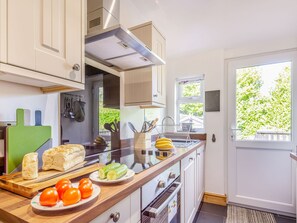 Casa de campo | Cocina privada | Refrigerador, microondas, parrilla de estufa y lavavajillas 