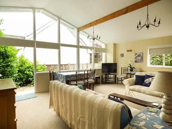 Living area - Compass Cottage (Saundersfoot)