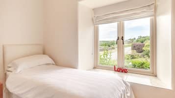 Cottage | 2 bedrooms, individually decorated, individually furnished, free WiFi