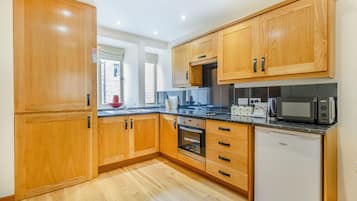 Cottage | Privékeuken | Kookgerei, borden en bestek
