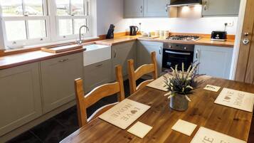 Cottage | Private kitchen | Fridge, microwave, stovetop, dishwasher