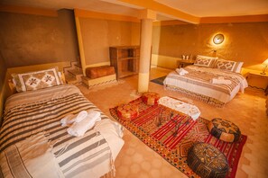 Bureau, rideaux occultants, chambres insonorisées, draps fournis
