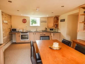 Cottage | Cucina privata | Microonde, piano cottura, pentole/stoviglie/utensili