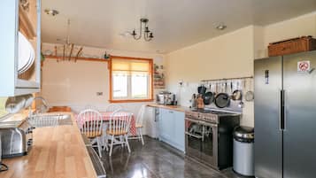 Cottage | Private kitchen | Fridge, stovetop, cookware/dishes/utensils