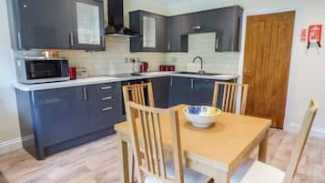 Feriehus | Privat køkken | Kogeplade, køkkentøj/tallerkener/redskaber