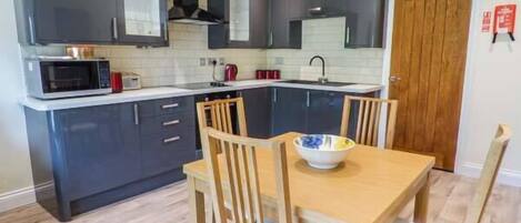 Cottage | Bếp riêng | Bếp nấu, dụng cụ nấu nướng/bát dĩa/dao nĩa