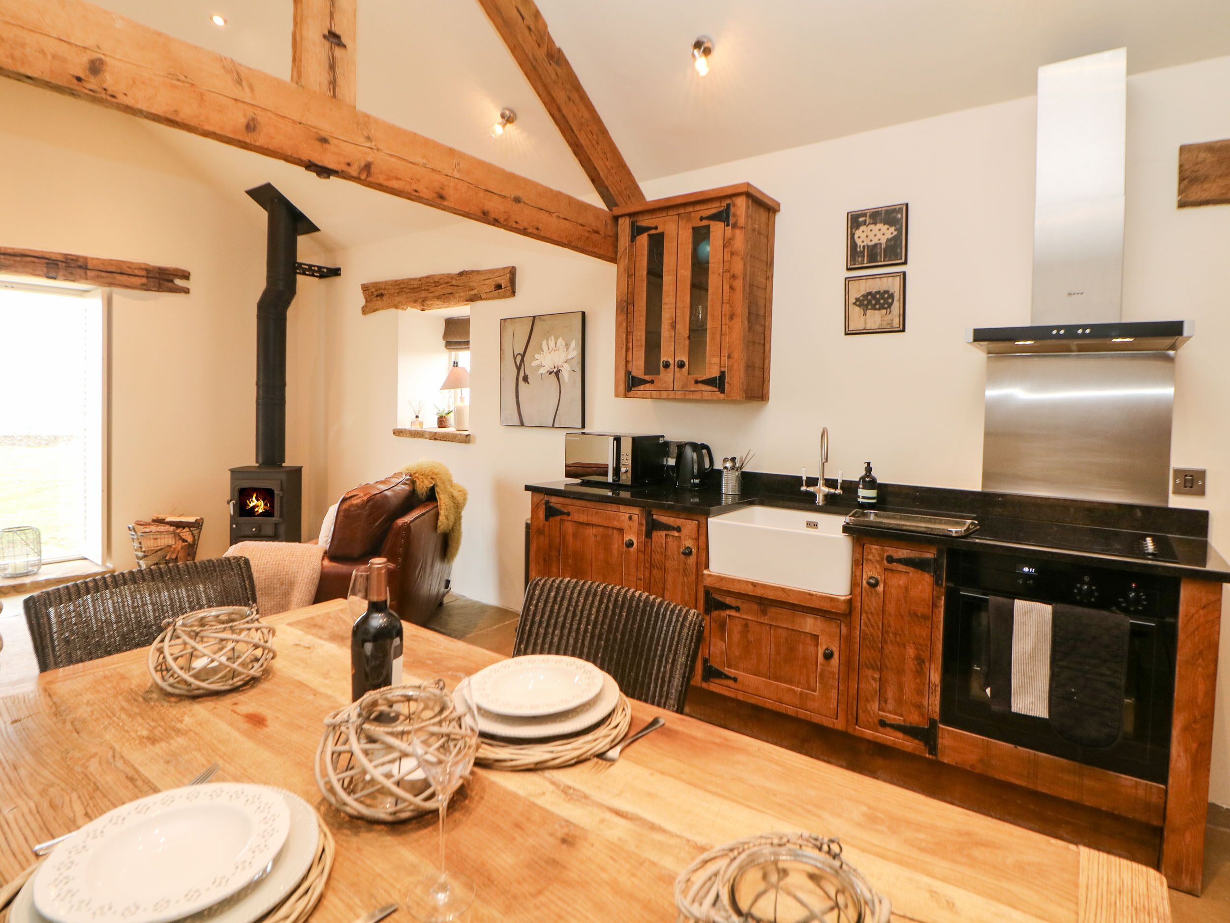Cottage | Privékeuken | Een koelkast, een magnetron, een kookplaat, kookgerei, borden en bestek