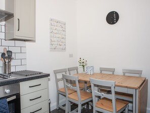 Cottage | Private kitchen | Microwave, stovetop, dishwasher, electric kettle