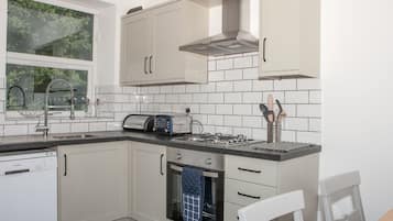 Cottage | Cucina privata | Microonde, piano cottura, lavastoviglie, bollitore elettrico