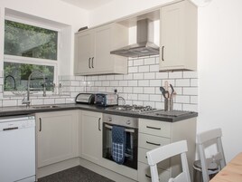 Cottage | Private kitchen | Microwave, stovetop, dishwasher, electric kettle