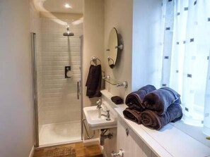 Cottage | Bathroom | Shower - 1A Market Square (Buxton)