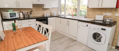 Cottage | Private kitchen | Fridge, stovetop, dishwasher, high chair