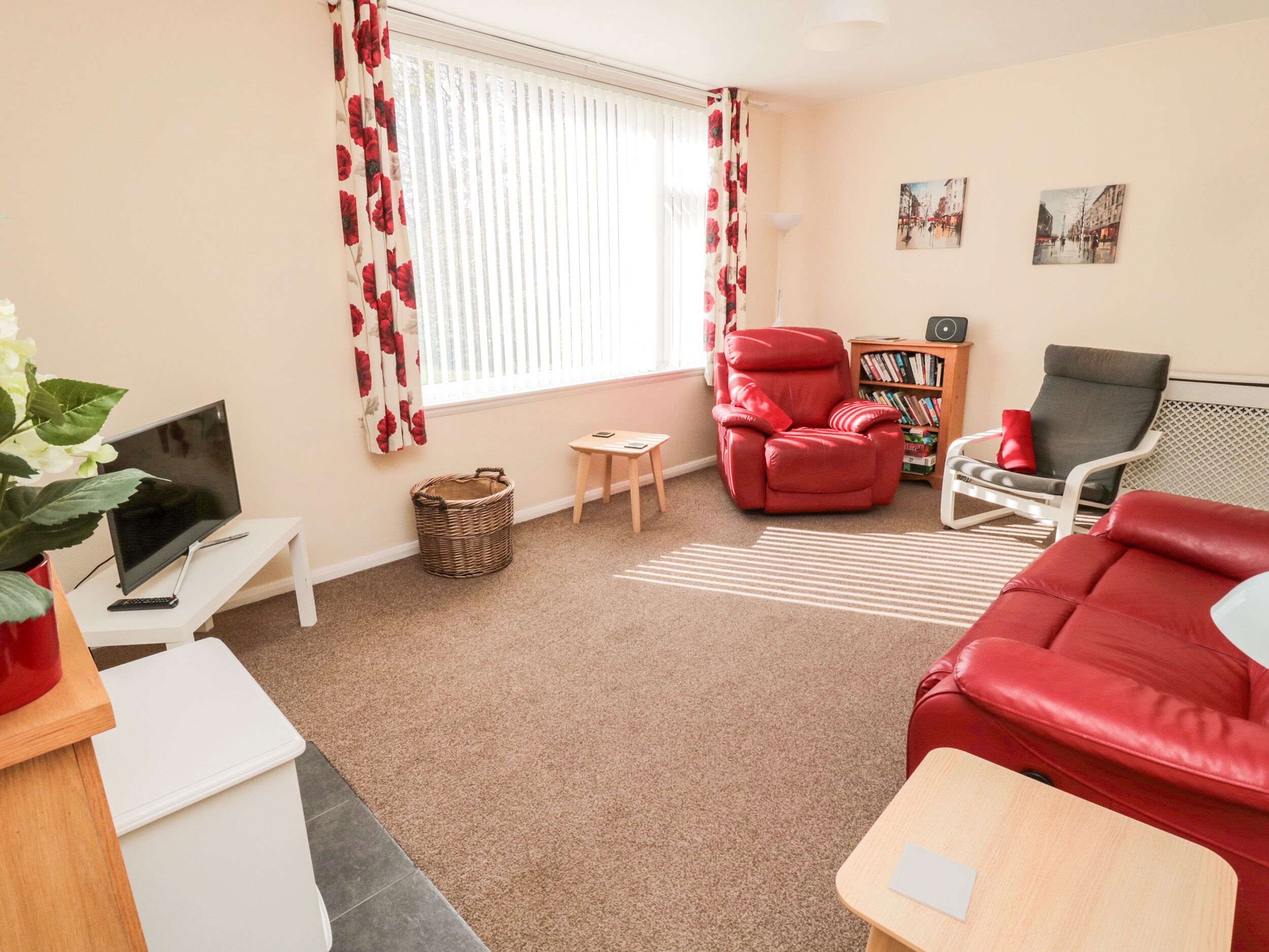 Cottage | Living area | TV