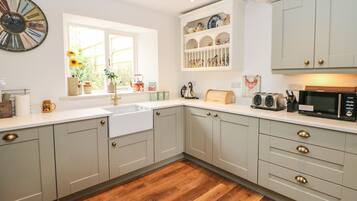 Cottage | Private kitchen | Dishwasher, high chair, cookware/dishes/utensils