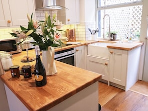 Cottage | Cucina privata | Bollitore elettrico, tostapane, pentole/stoviglie/utensili