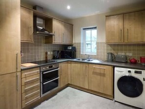 Cottage | Private kitchen | Microwave, stovetop, dishwasher, cookware/dishes/utensils - Jay's Nest (Hope Valley)