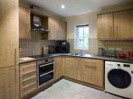 Cottage | Private kitchen | Microwave, stovetop, dishwasher, cookware/dishes/utensils