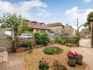 Cottage | Property grounds - Magnolia Cottage (Richmond)