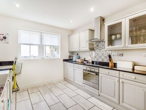 Cottage | Private kitchen | Microwave, stovetop, cookware/dishes/utensils - Magnolia Cottage (Richmond)