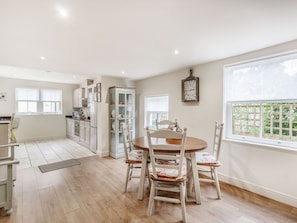 Cottage | Private kitchen | Microwave, stovetop, cookware/dishes/utensils - Magnolia Cottage (Richmond)