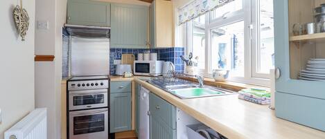 Cottage | Cuisine privée | Réfrigérateur, micro-ondes, plaque de cuisson, lave-vaisselle