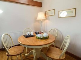 村舍 | 私人厨房 | 冰箱、微波炉、炉灶、高脚椅