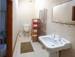 Cottage | Bathroom - Y Wennol (Holyhead)