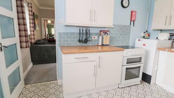 Cottage | Private kitchen | Cookware/dishes/utensils