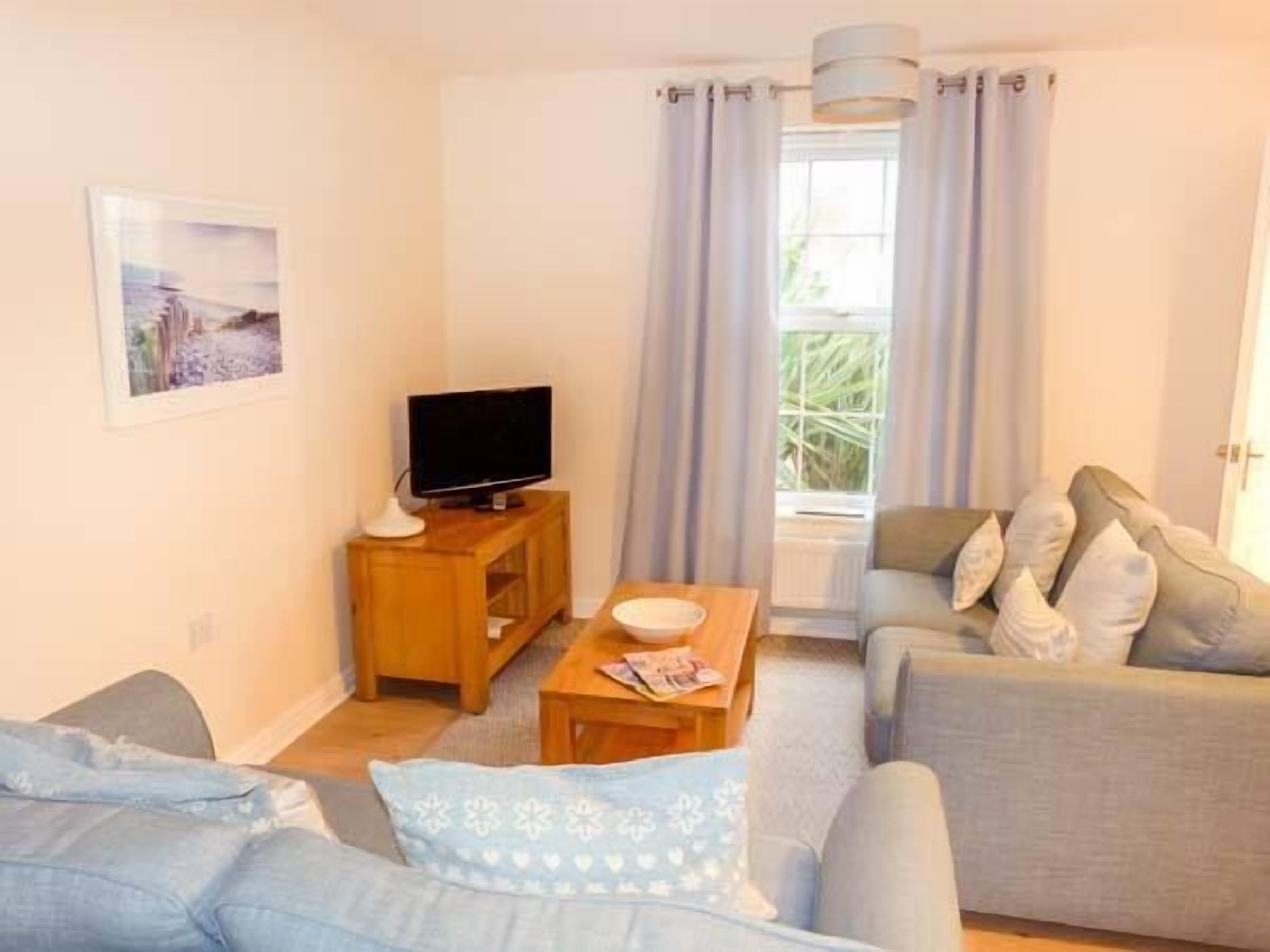 村舍 | 客厅 | 电视、DVD 播放器