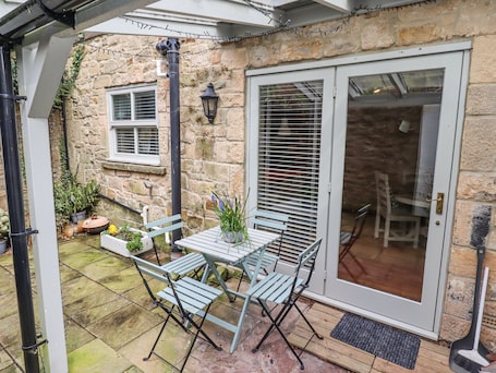 Cottage | Outdoor dining. Edendale