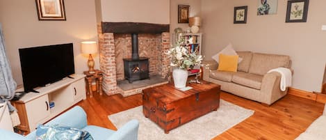 Cottage | Living area | TV