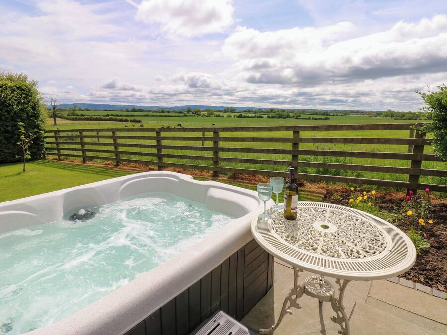 Cottage | Outdoor spa tub