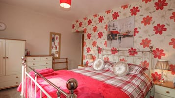 Cottage | 2 bedrooms, individually decorated, individually furnished, free WiFi