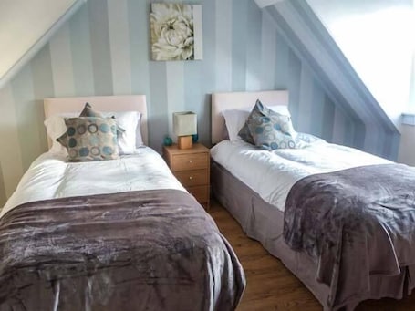 2 habitaciones, decoración personalizada y muebles diferentes . Coastal Cottage