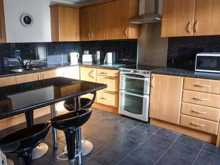 Silla alta para bebés, utensilios de cocina. Coastal Cottage