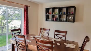 Cottage | Private kitchen | Dishwasher, high chair, cookware/dishes/utensils