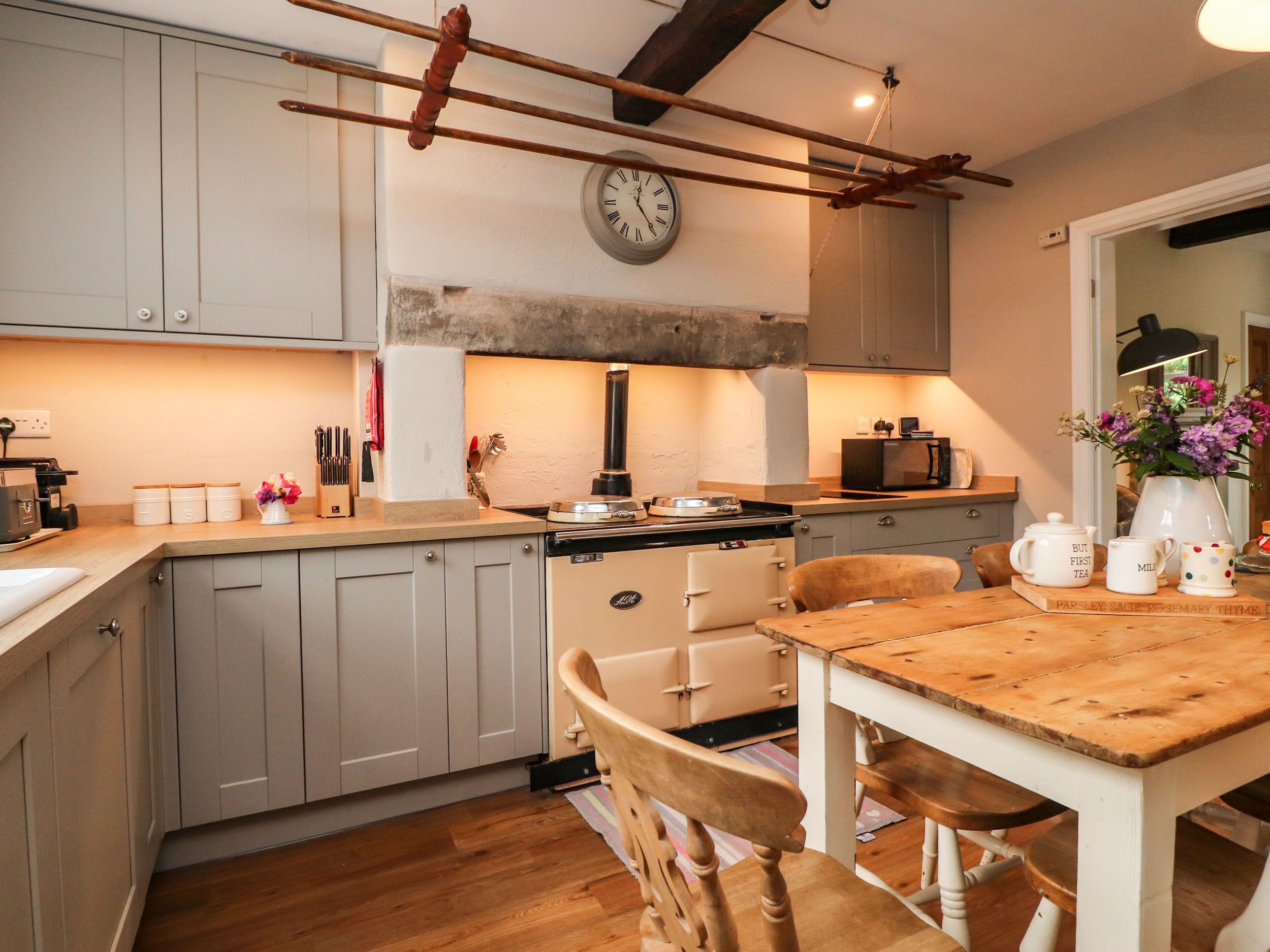 Cottage | Private kitchen | Fridge, microwave, stovetop, dishwasher