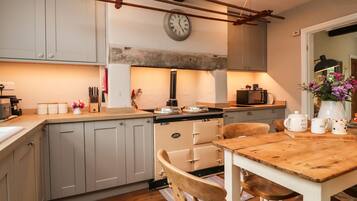 Cottage | Private kitchen | Fridge, microwave, stovetop, dishwasher