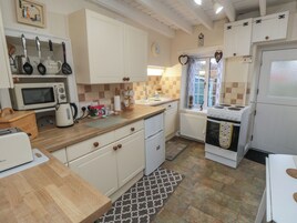 Cottage | Private kitchen | Fridge, microwave, stovetop, toaster
