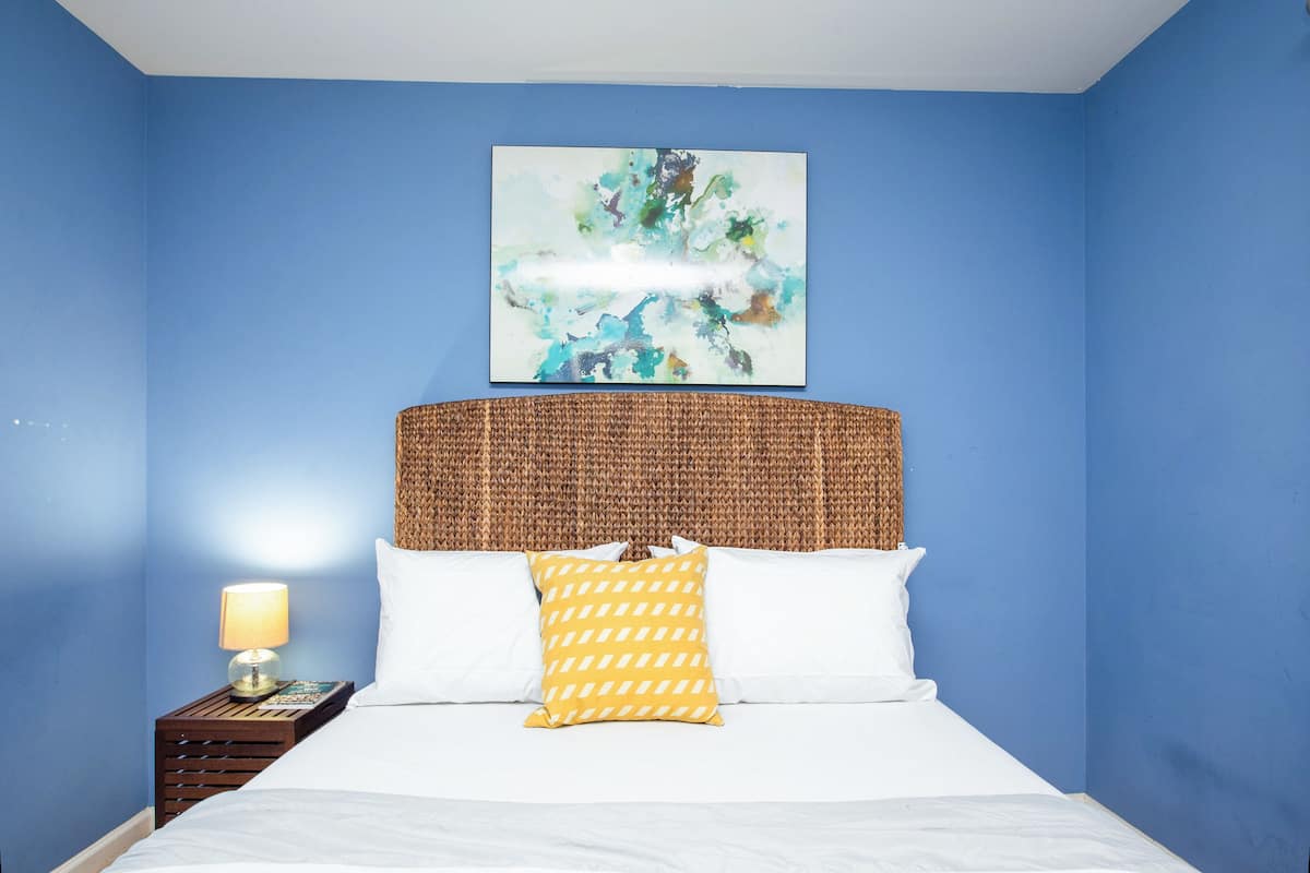 Standard Room, 1 Queen Bed, Non Smoking, Shared Bathroom | Iron/ironing board, free WiFi, bed sheets