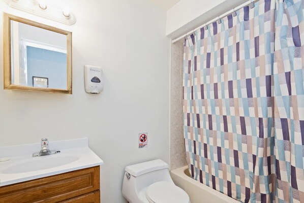 Bathroom - Racpanos Modern Stay on Forrest Street (Jersey City)