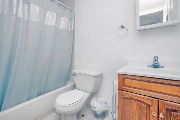 Bathroom - Racpanos Modern Stay on Forrest Street (Jersey City)