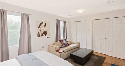 Racpanos Modern Stay on Forrest Street