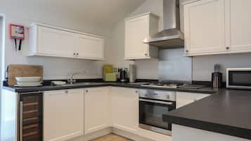 Cottage | Private kitchen | Fridge, microwave, stovetop, dishwasher