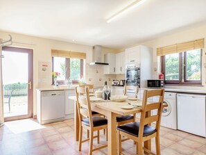 Cottage | Private kitchen | Cookware/dishes/utensils - Elworthy View (South Molton)