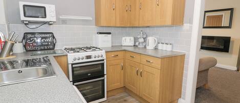 Cottage | Private kitchen | Fridge, microwave, stovetop, cookware/dishes/utensils