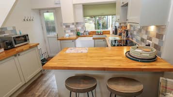 Cottage | Private kitchen | Fridge, microwave, stovetop, cookware/dishes/utensils
