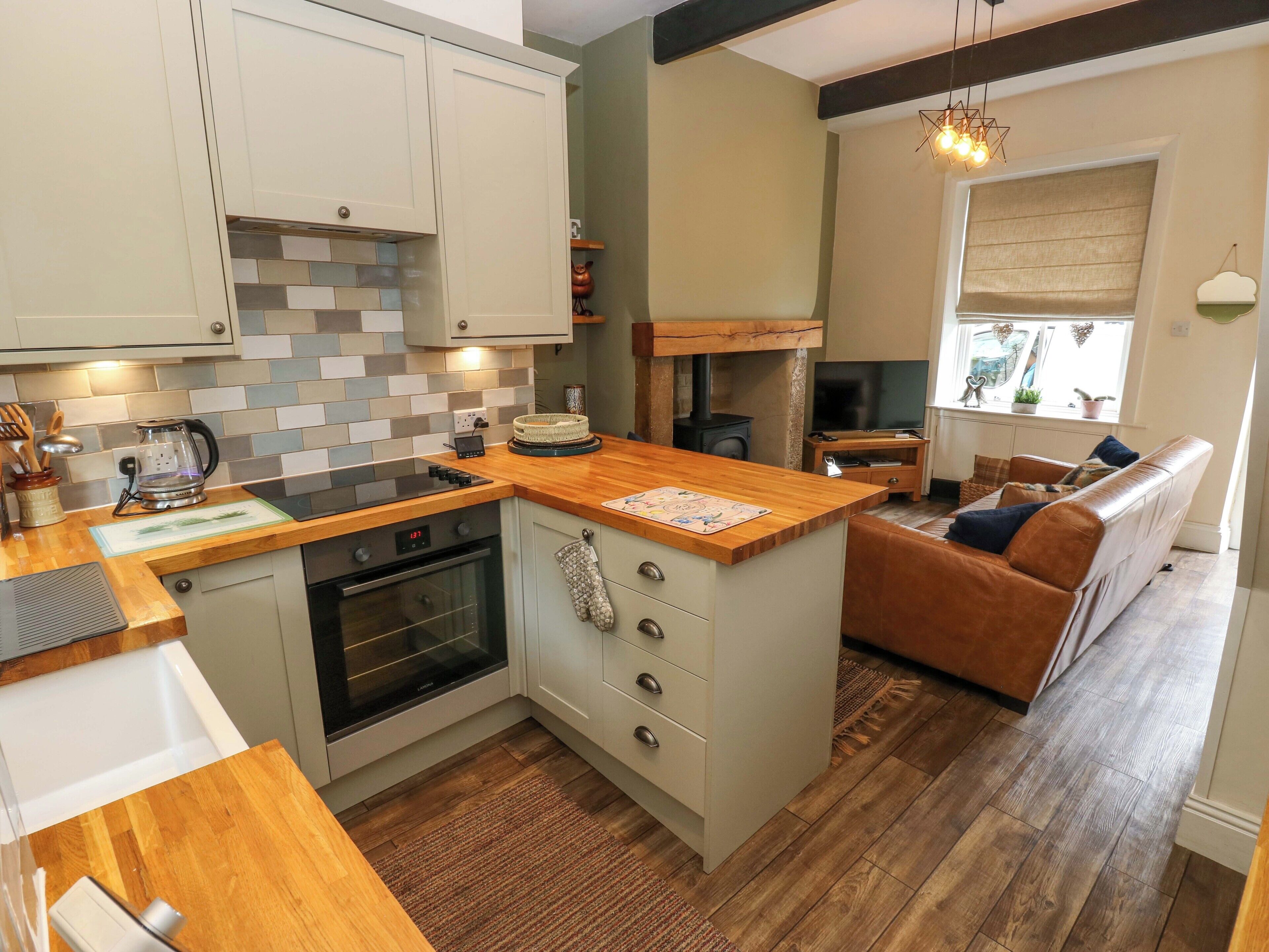 Feriehus | Privat køkken | Køleskab, mikrobølgeovn, kogeplade, køkkentøj/tallerkener/redskaber